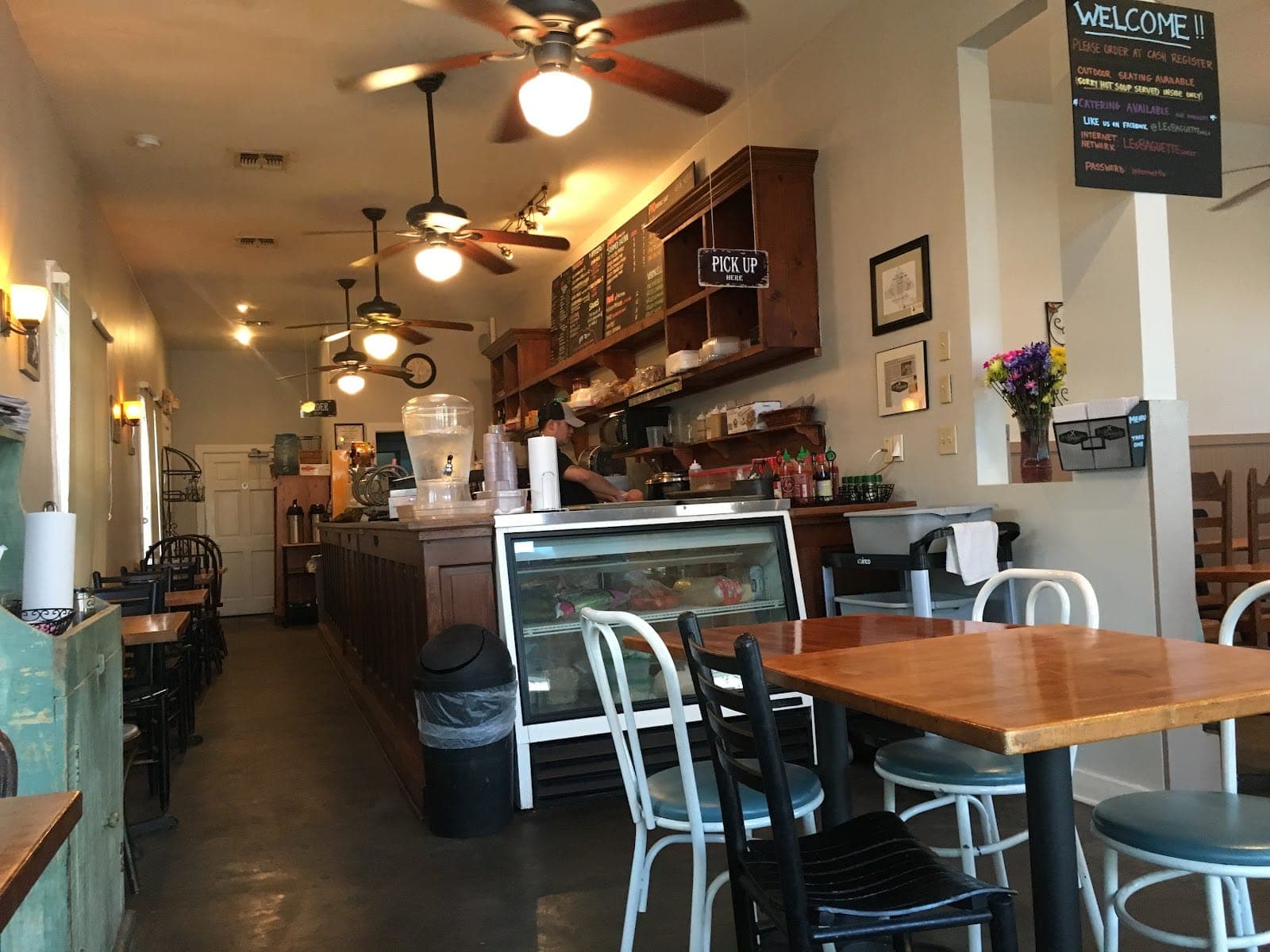 Le's Baguette Banh Mi Cafe