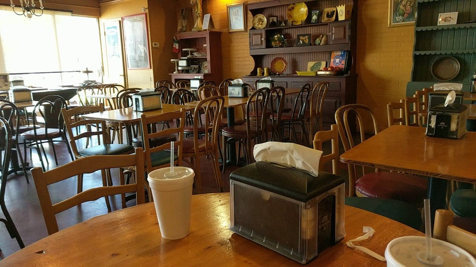 Pronia's Deli and Bakery