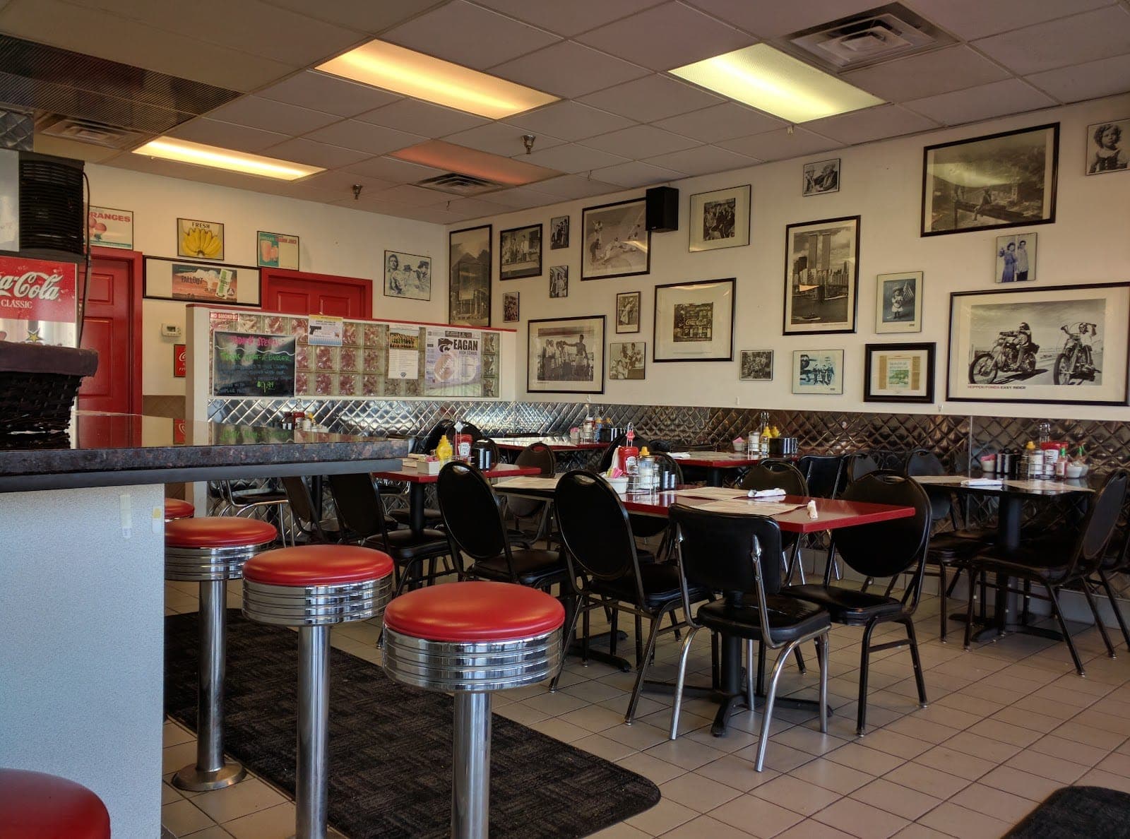 Junior's Cafe & Grill