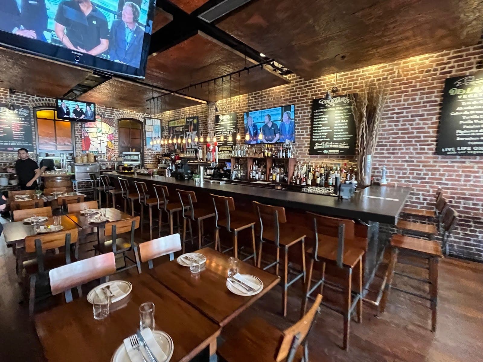 Mompou Tapas Bar & Restaurant