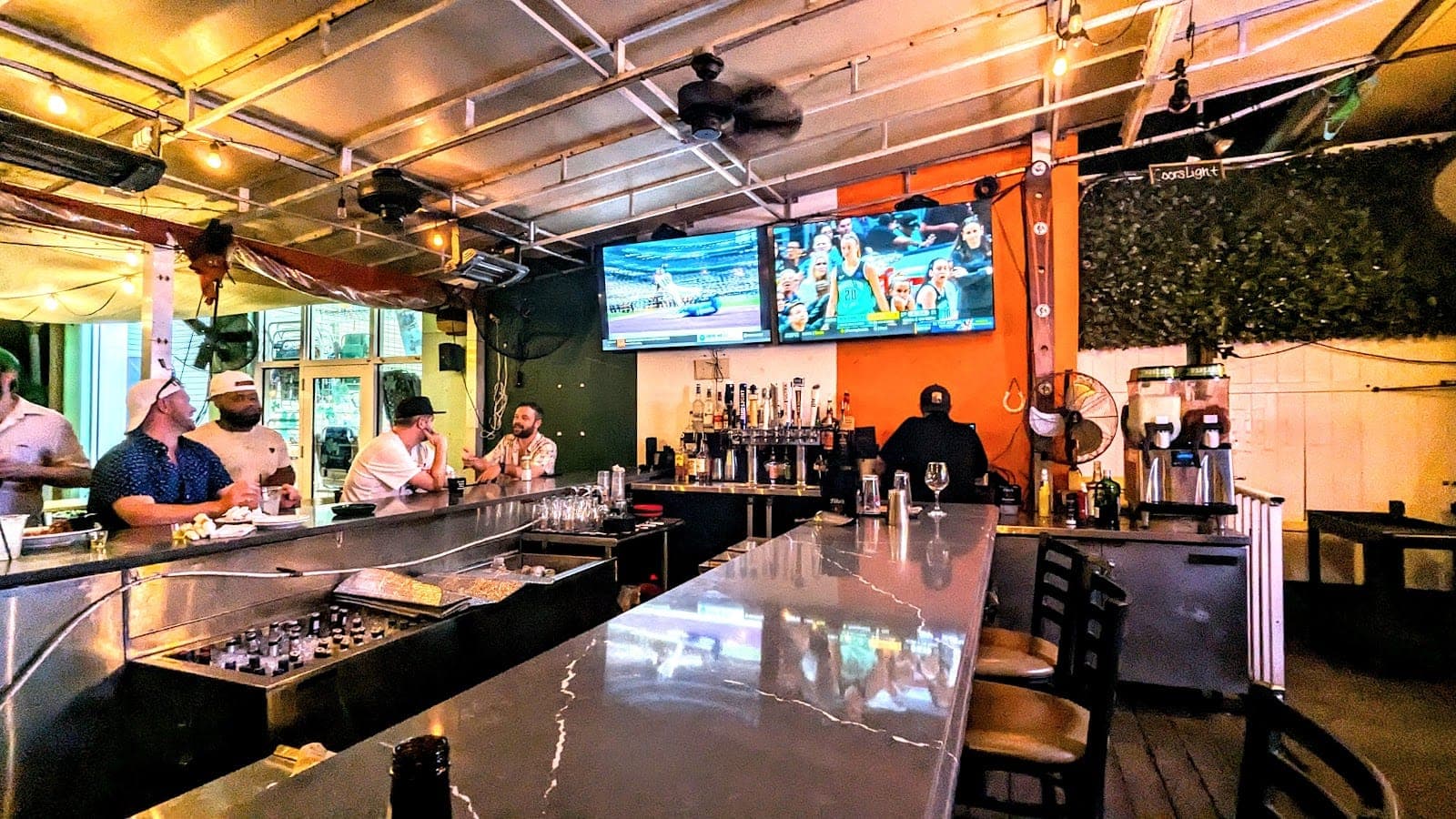 Hogg Daddy's Beach Bar & Grill