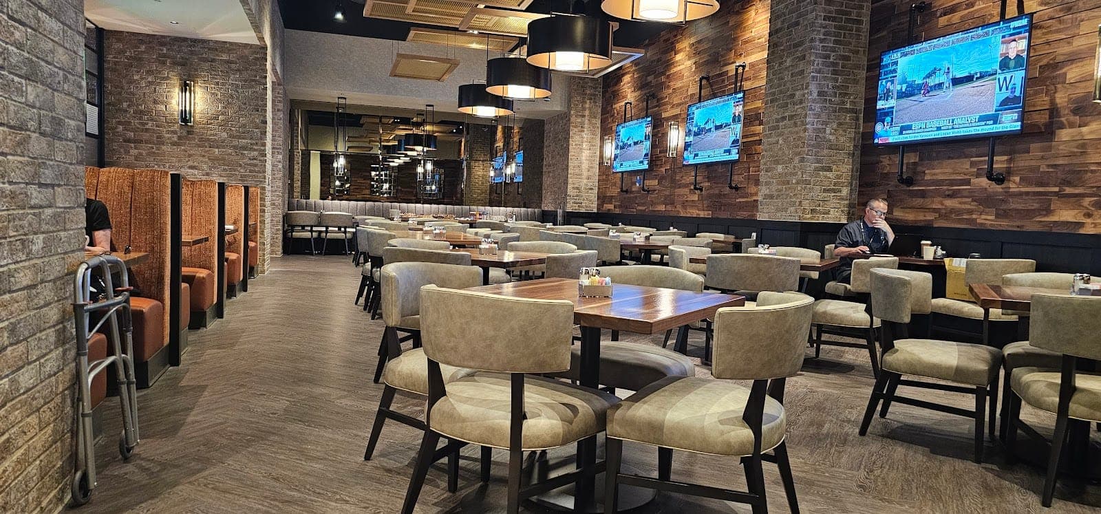 Tin Lizard Bar & Grill