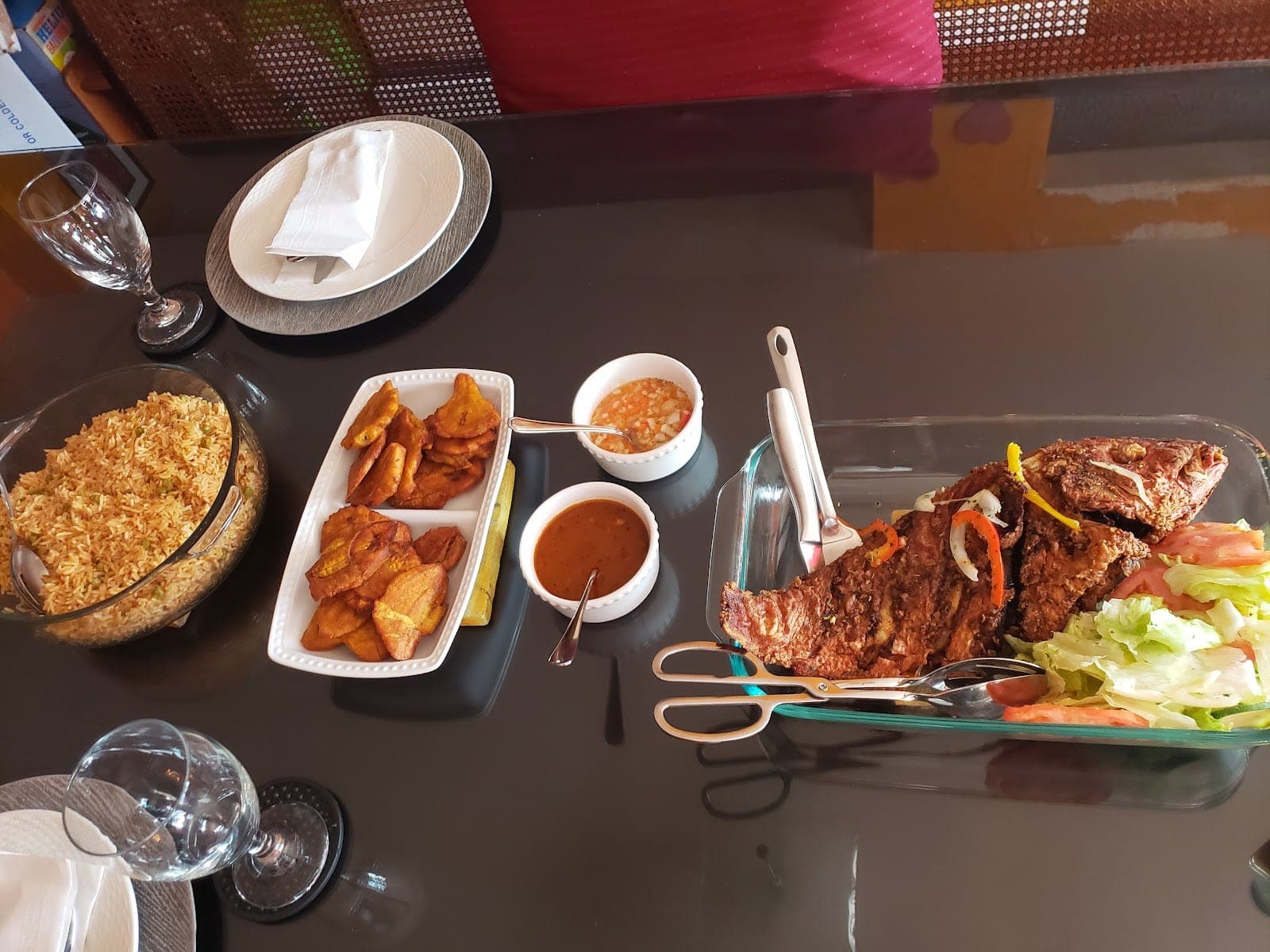 Bon Appetit Restaurant & 727 Lounge