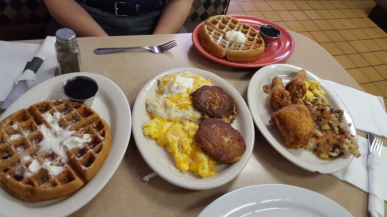 Day Day's BBQ & Waffle House