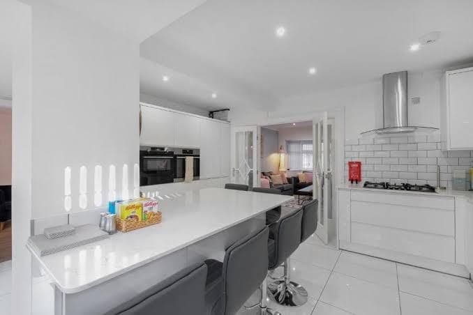 Delightful House 4 bed 2 bath with parking, Perry Bar, Birmingham - Four-Bedroom House