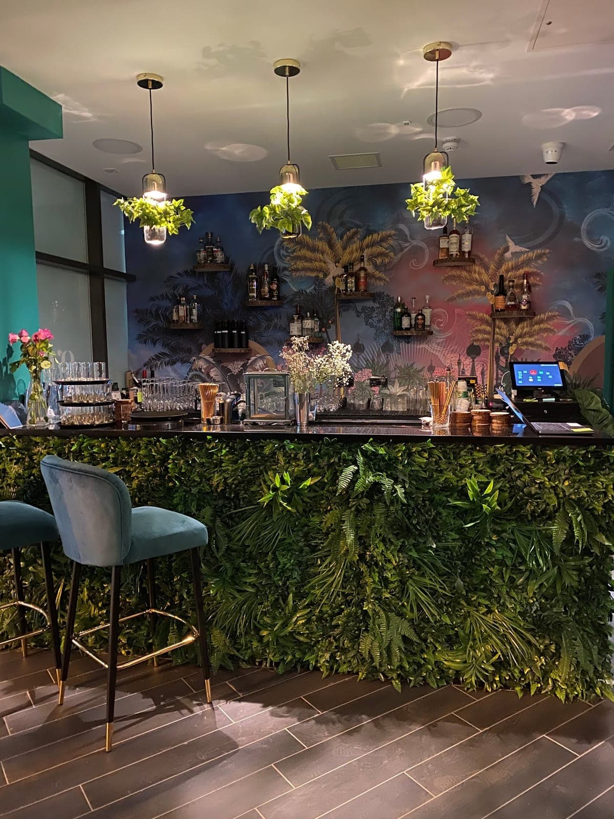Green's Cocktail Lounge