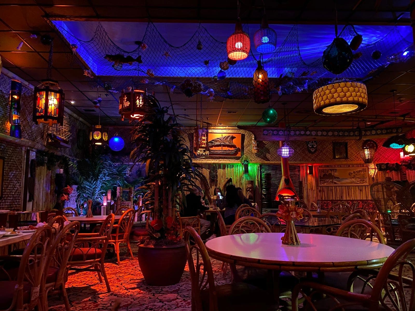 Lola's Pizza & Tiki Bar