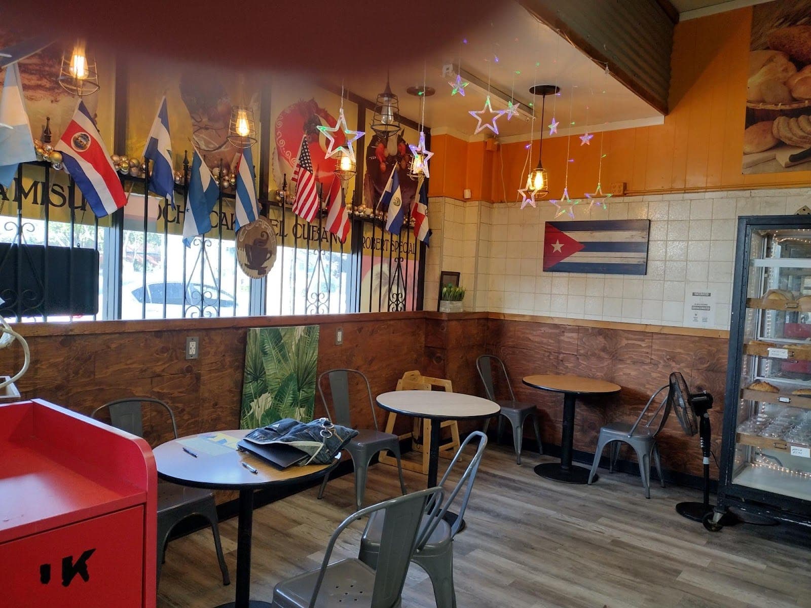 El Nuevo Mundo Market, Bakery & Cafe