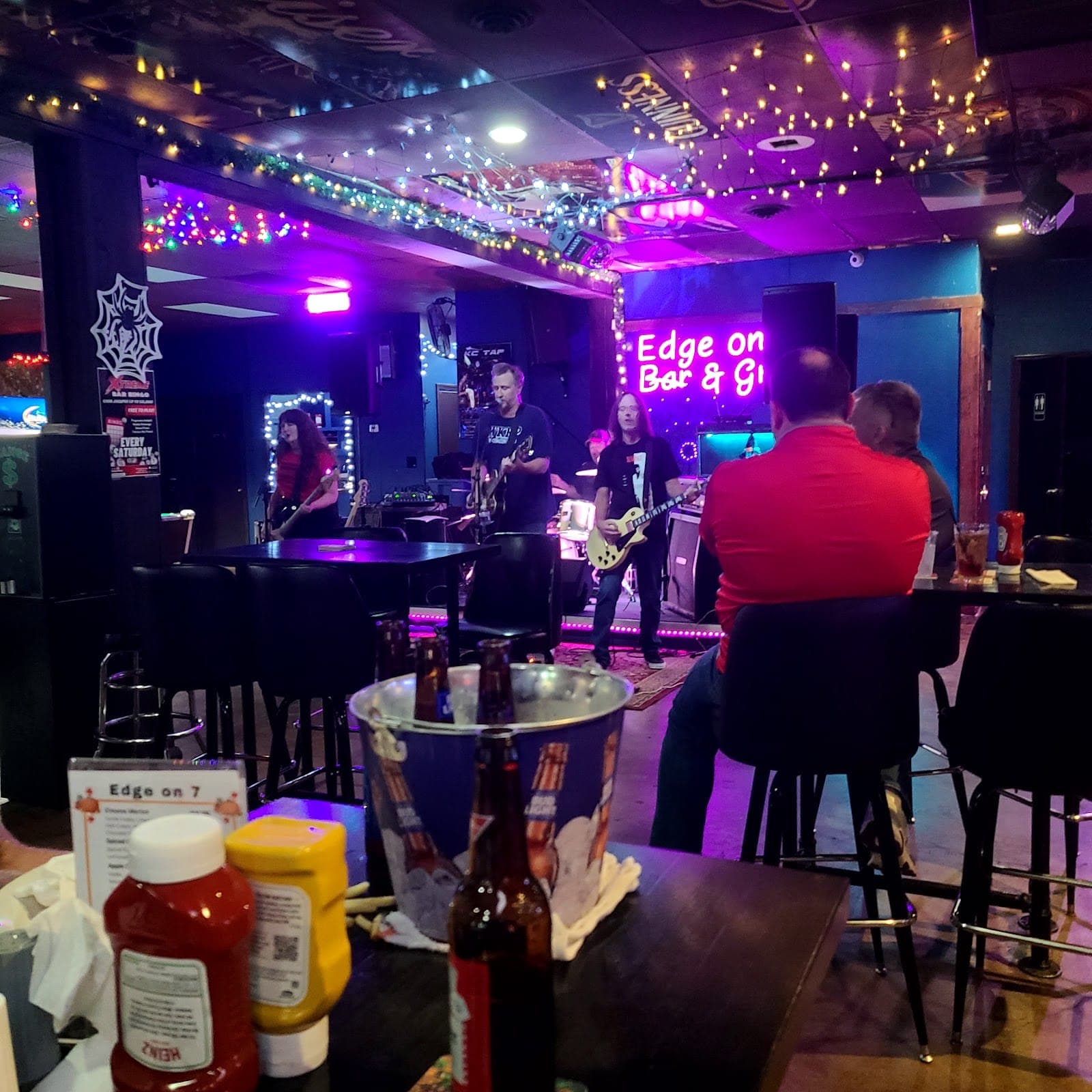 Edge on 7 Bar & Grill