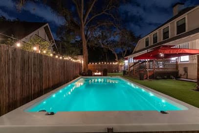 3 King Beds /Pool /Putting Green /Walk D'Town Cafe's.