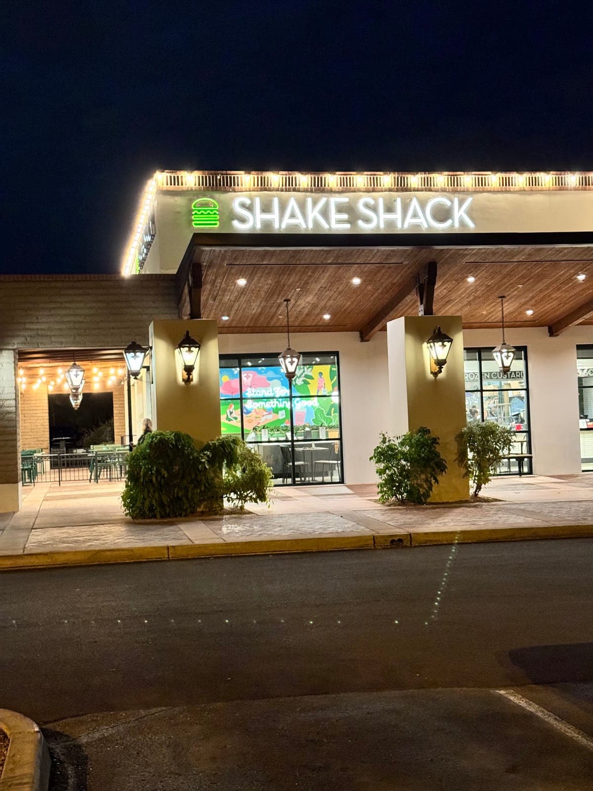 Shake Shack Casas Adobes Plaza