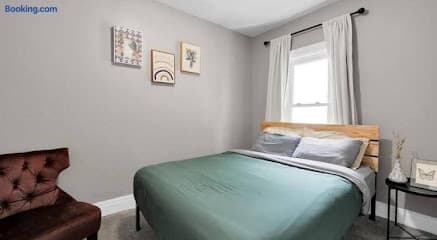 Charming Retreat - Walk to local restaurants, cafes and pubs - Entire Place