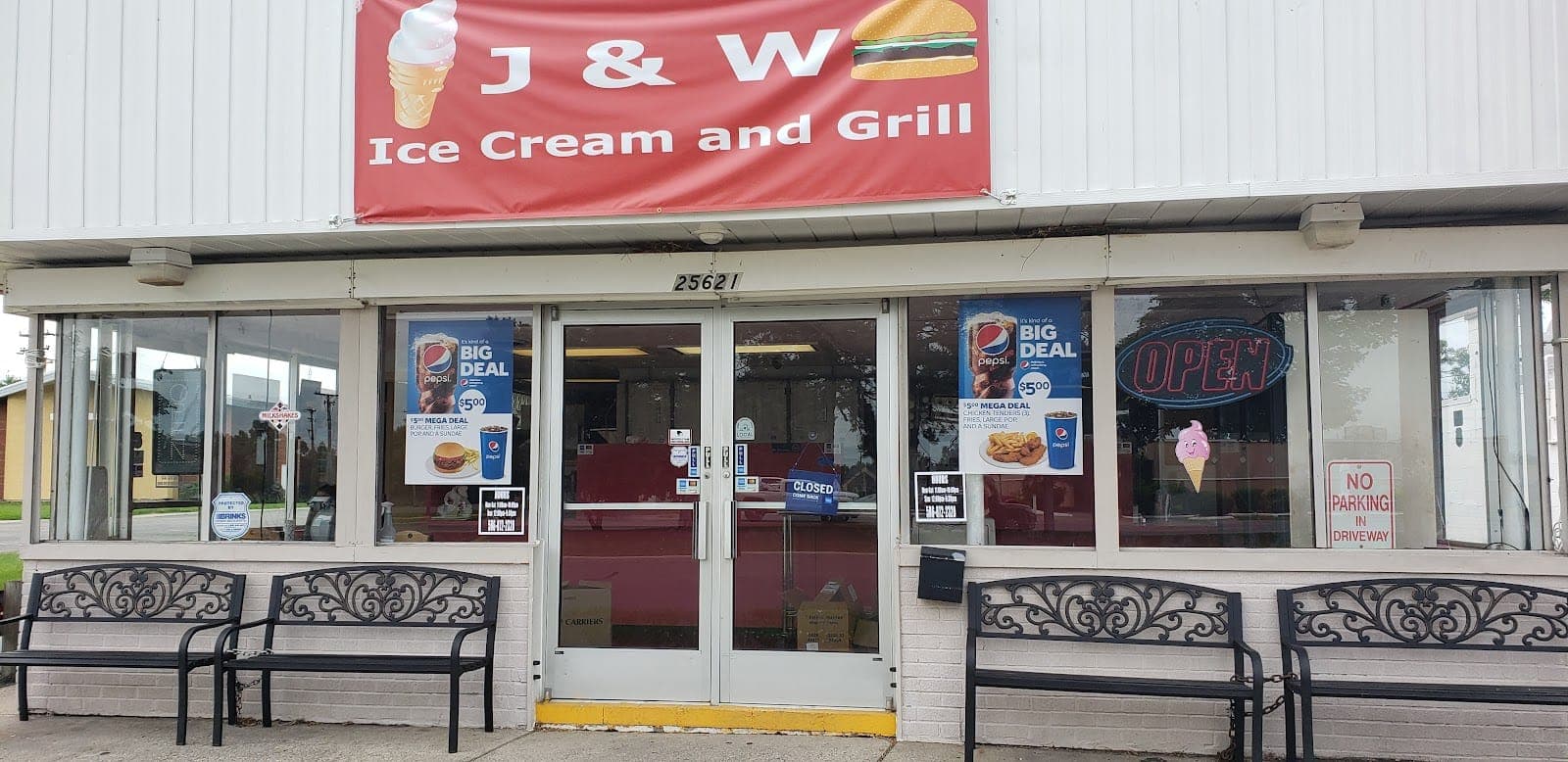 J & W Ice Cream and Grill(Michigan)