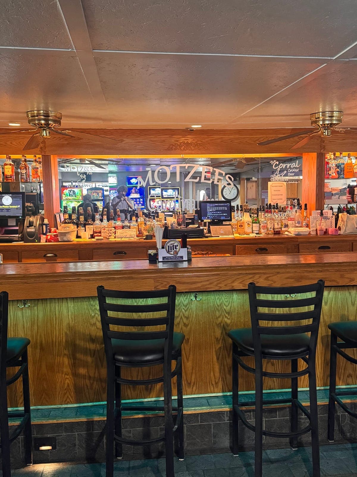 Motzee's Cardinal Inn