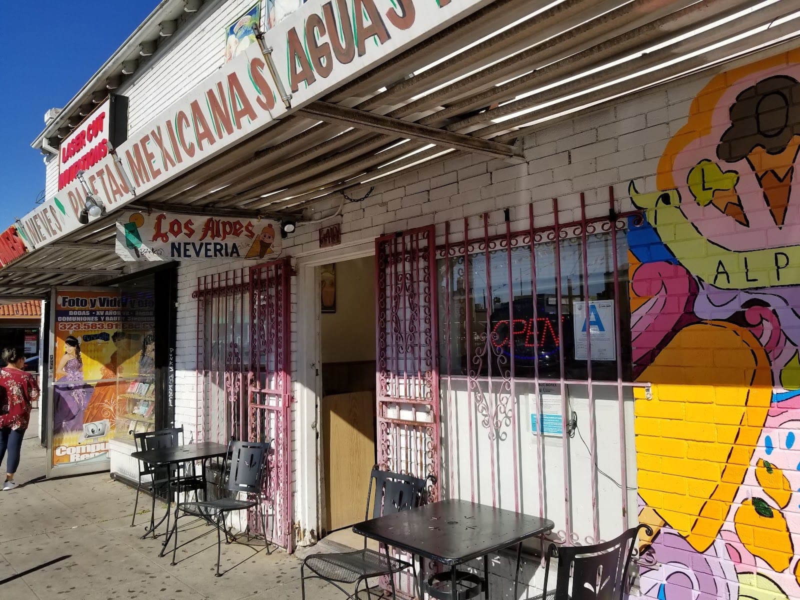 Los Alpes Ice Cream Parlor