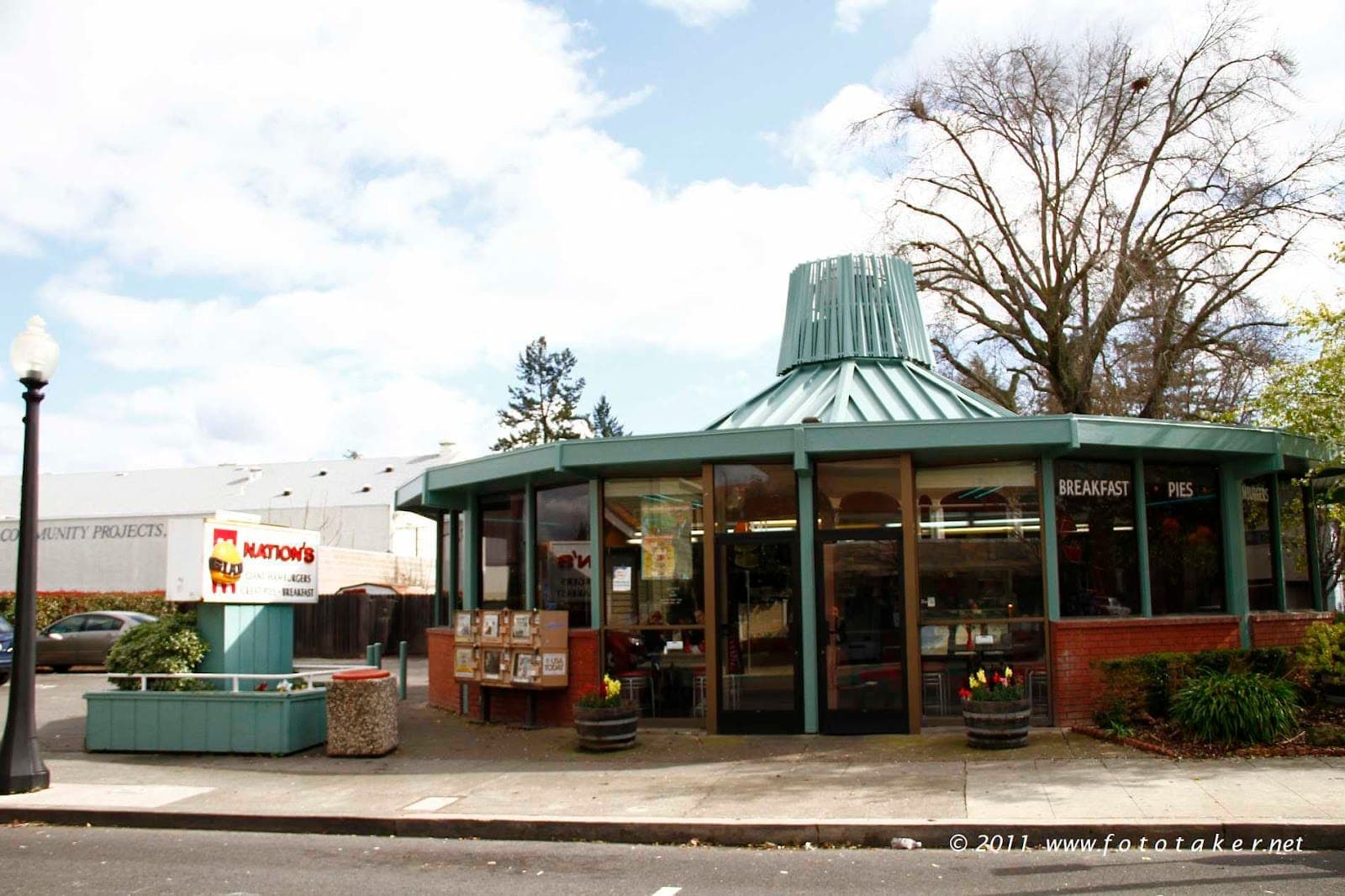 Nation's Giant Hamburgers & Great Pies