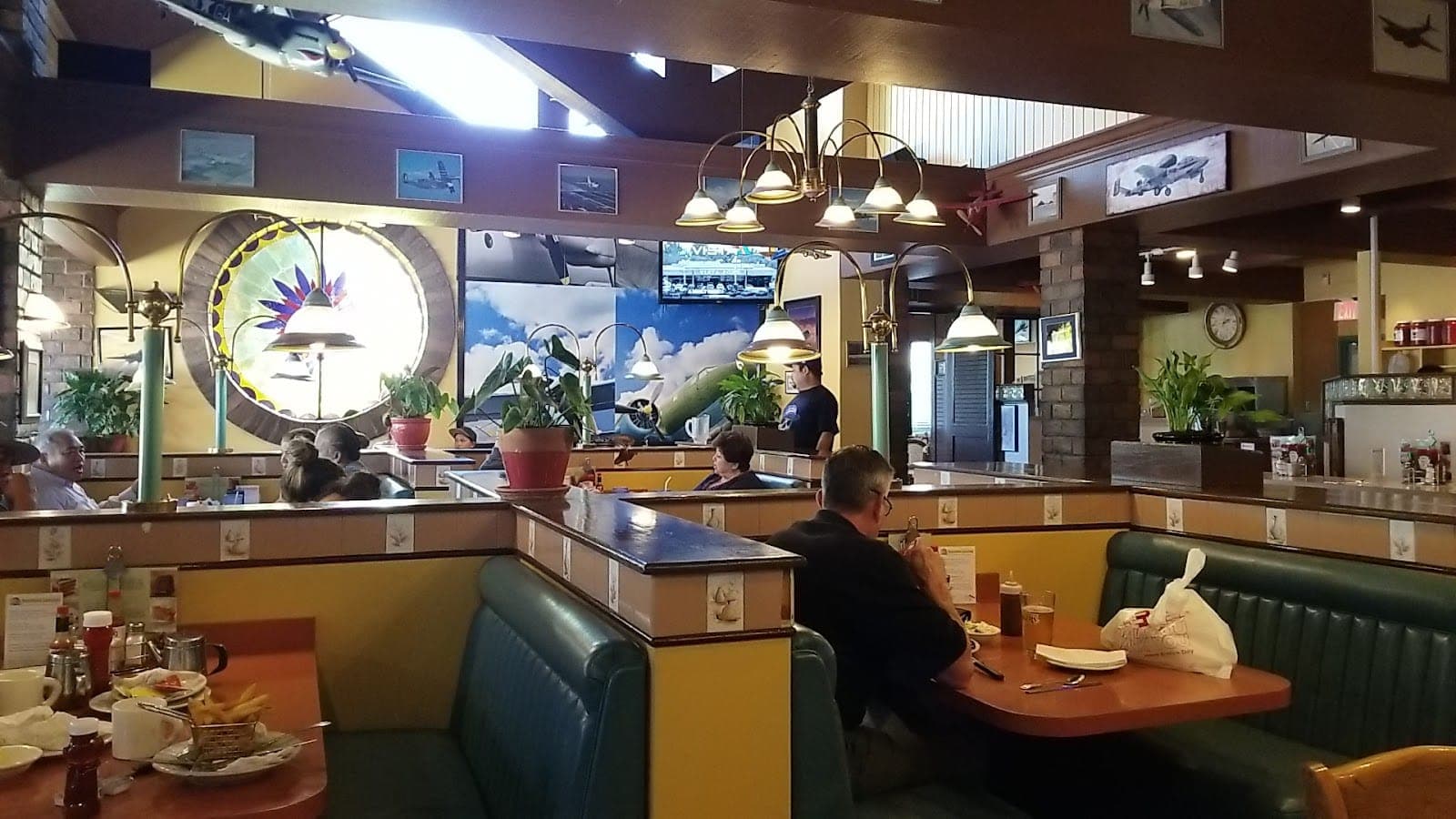 Lulu's Restaurant and Sports Bar