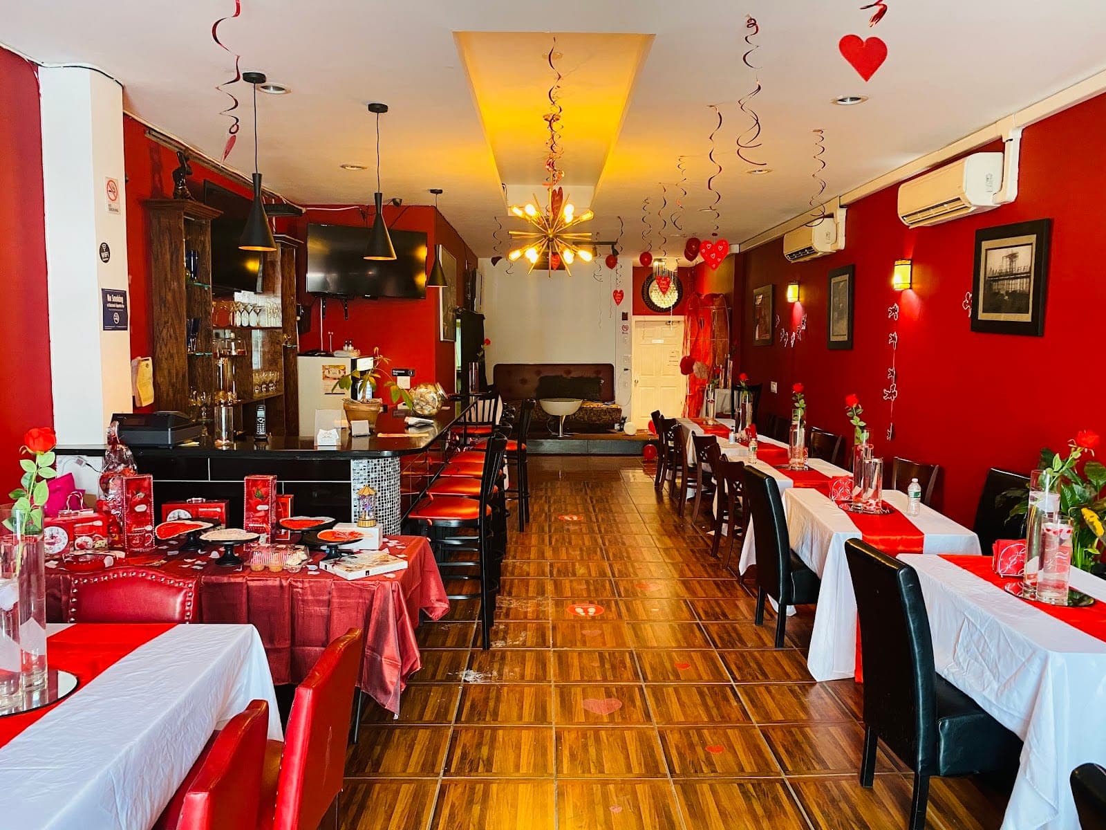 LE CAP RESTAURANT & LOUNGE
