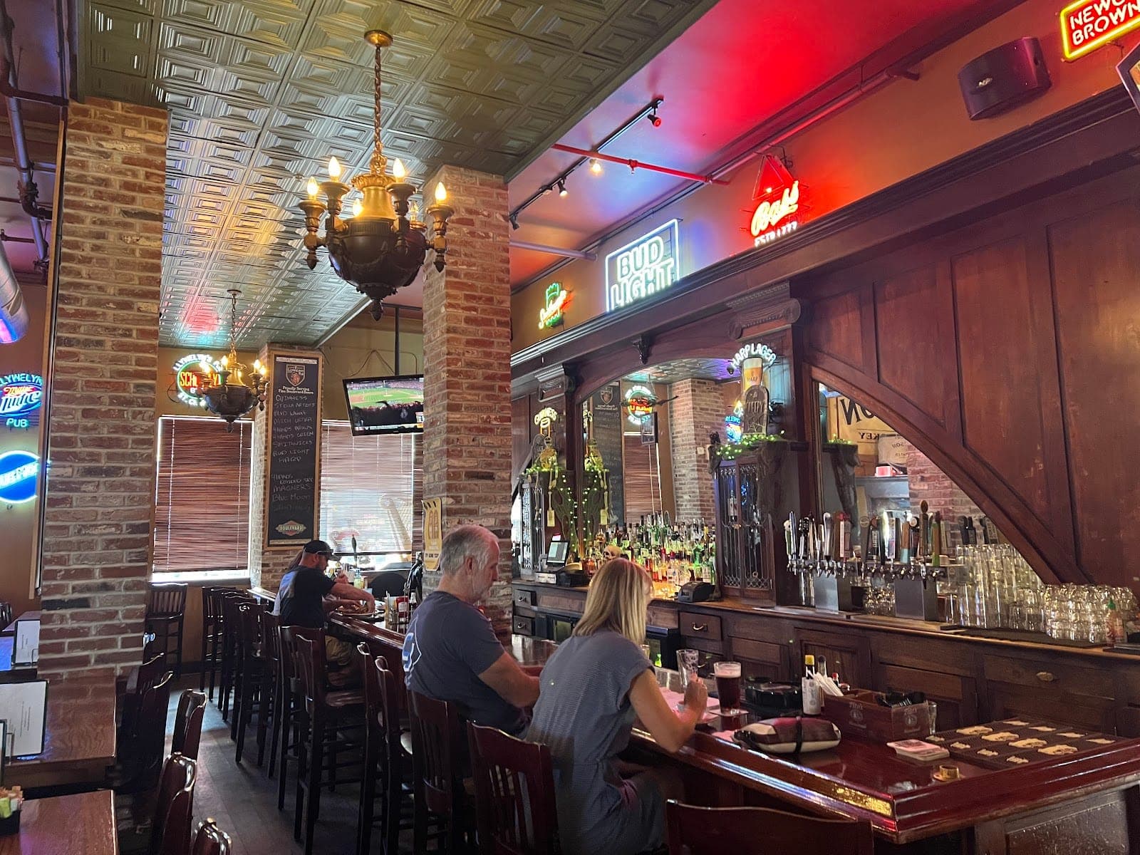 Llywelyn's Pub - St. Charles Mainstreet