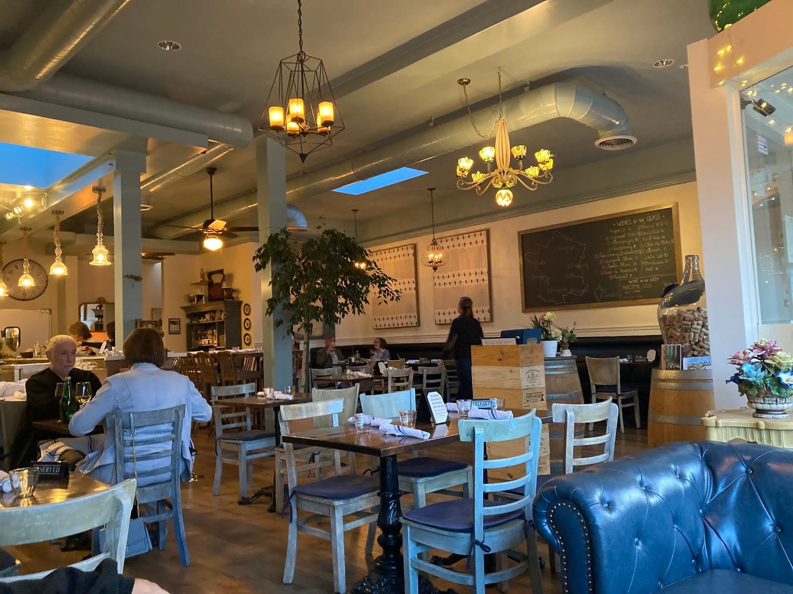 COMPAGNON Wine Bistro