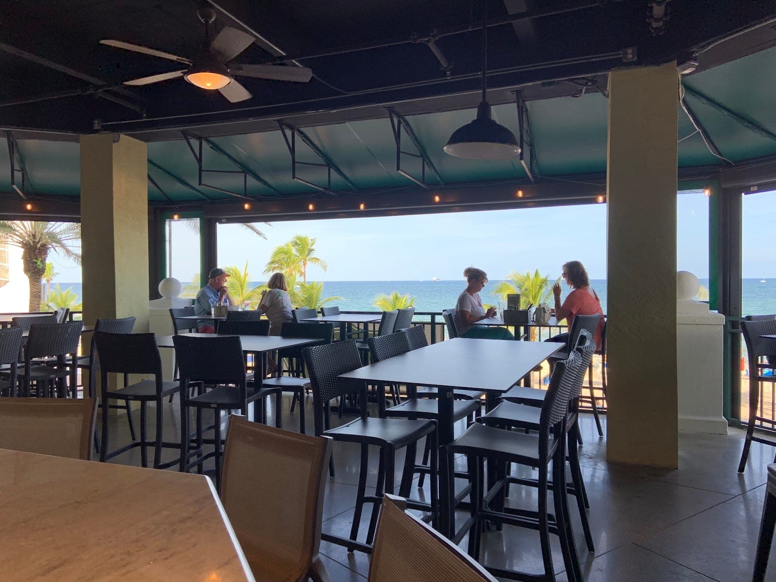 Con Murphy's Ocean Bar & Grill