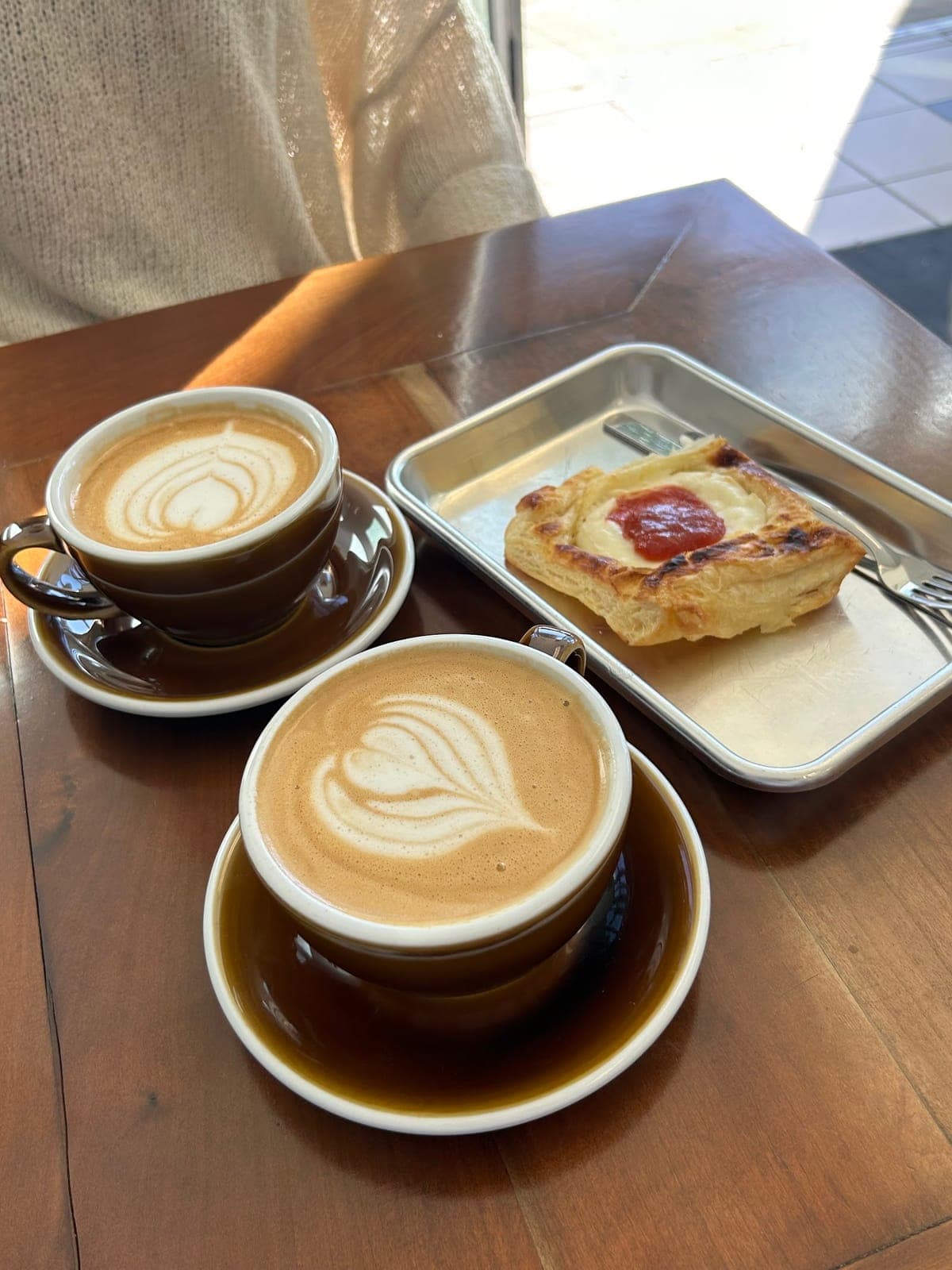Daylight And Moon Cafe