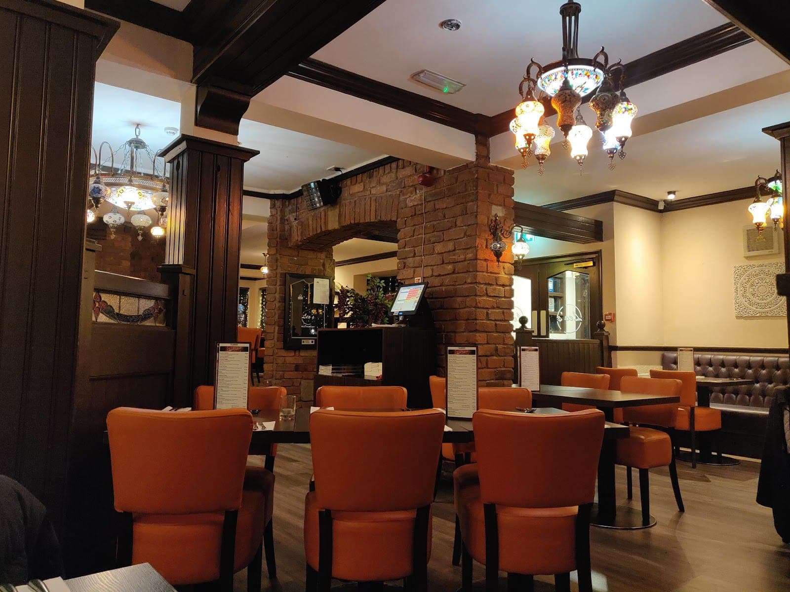 Leo's Bar & Grill