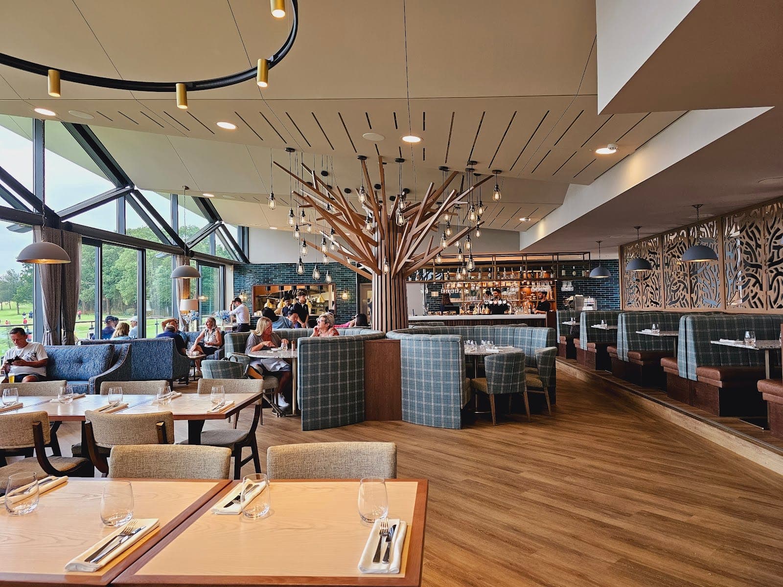Script: Restaurant and Bar