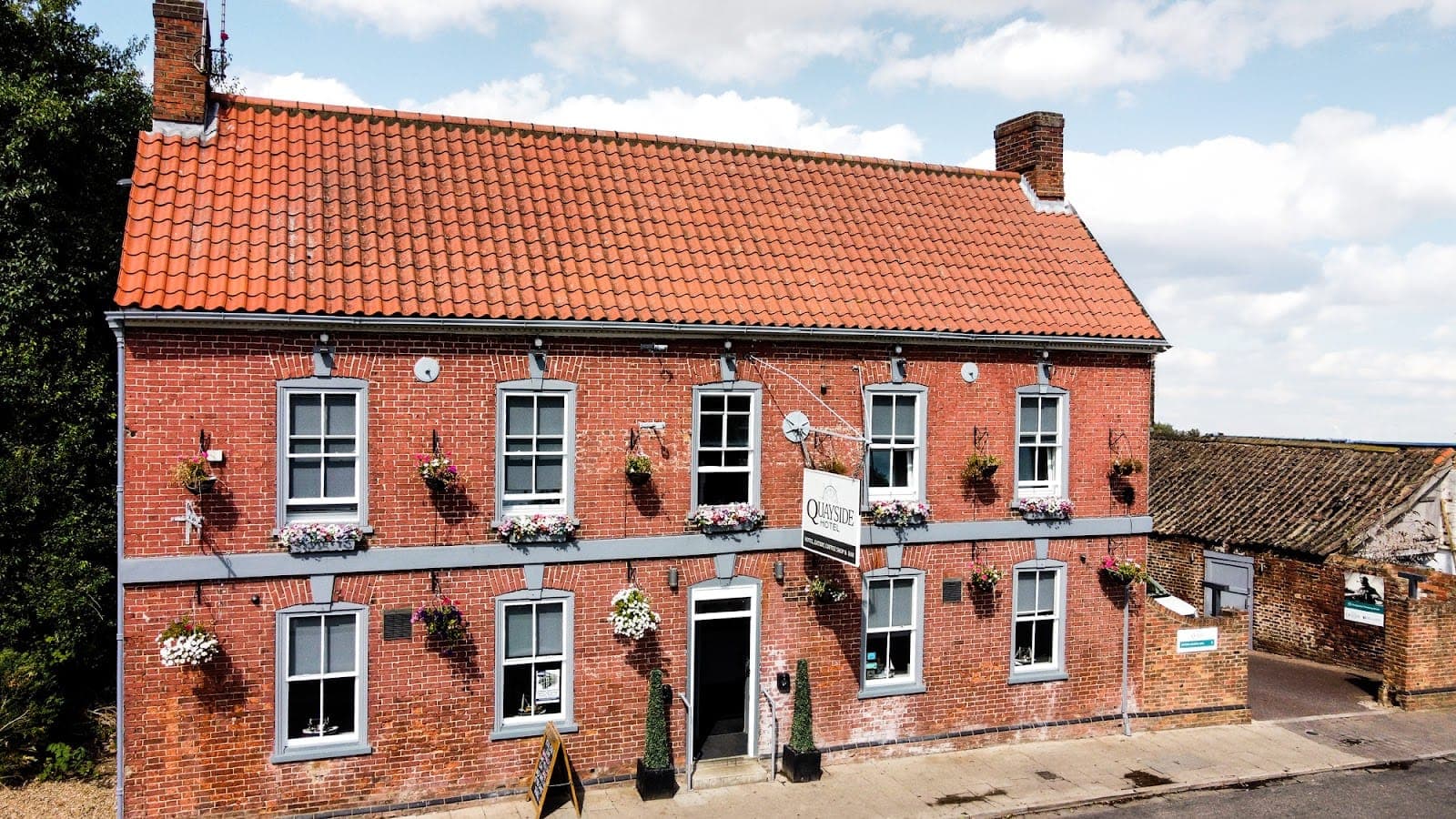 Quayside Hotel & Bar
