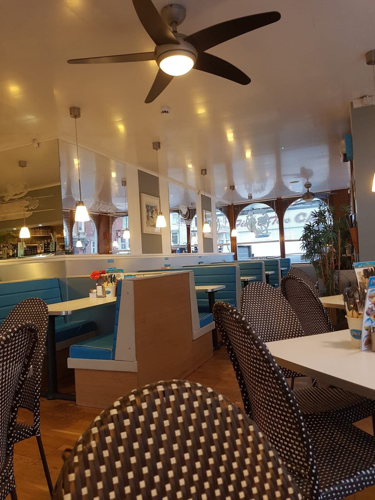 Pier 6 Boardwalk Cafe