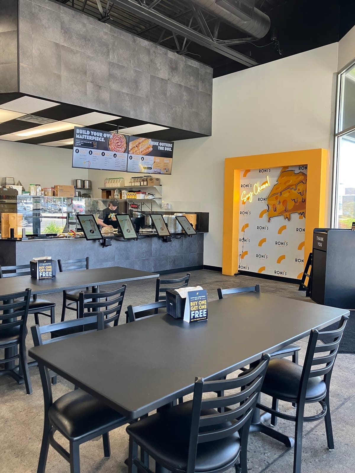Roni's Mac Bar