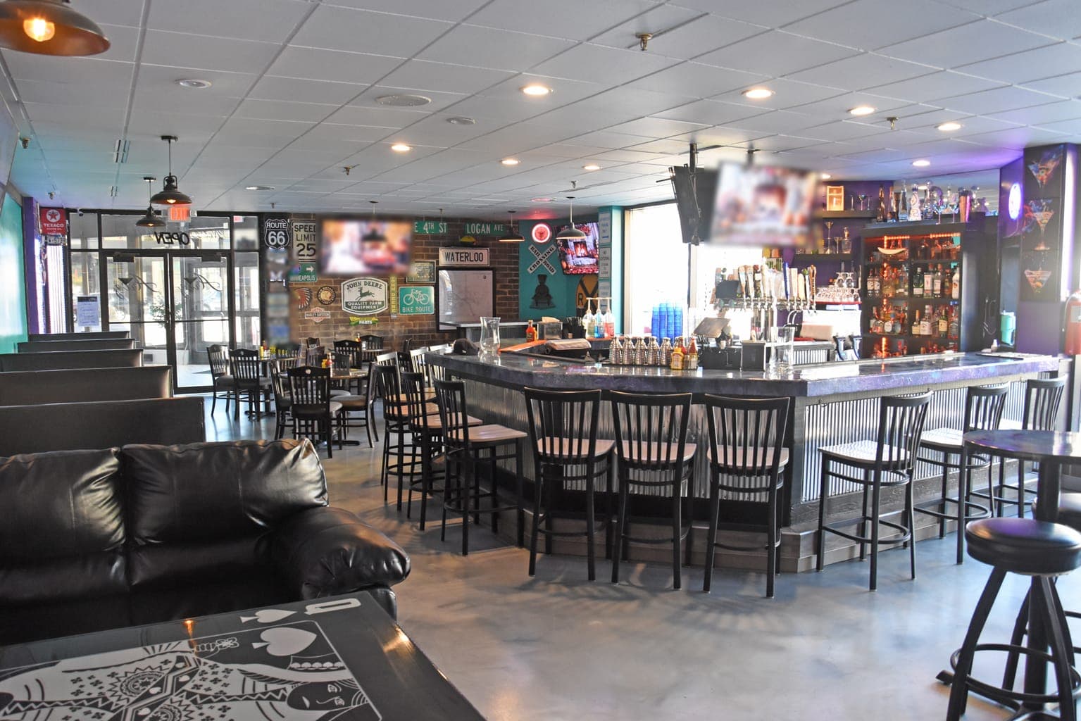Ari'z Supper Club and Martini Lounge