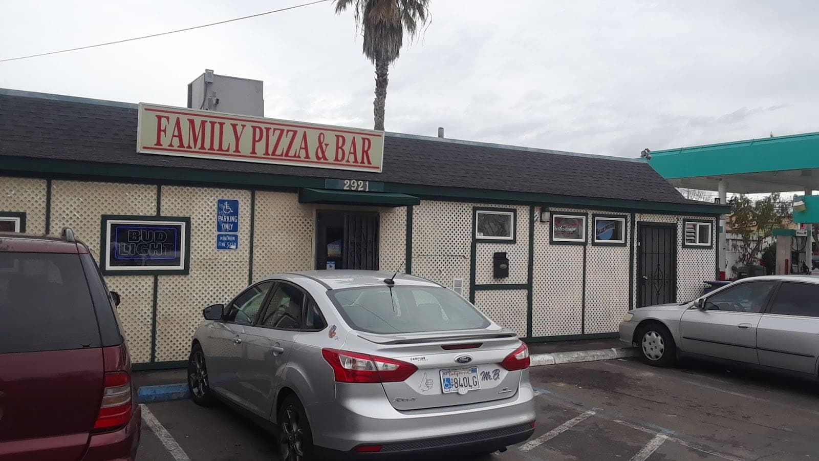 Family Pizza & Cocktail Lounge
