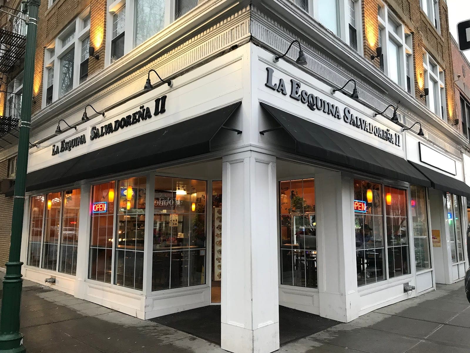La Esquina Salvadoreña Restaurant Bar