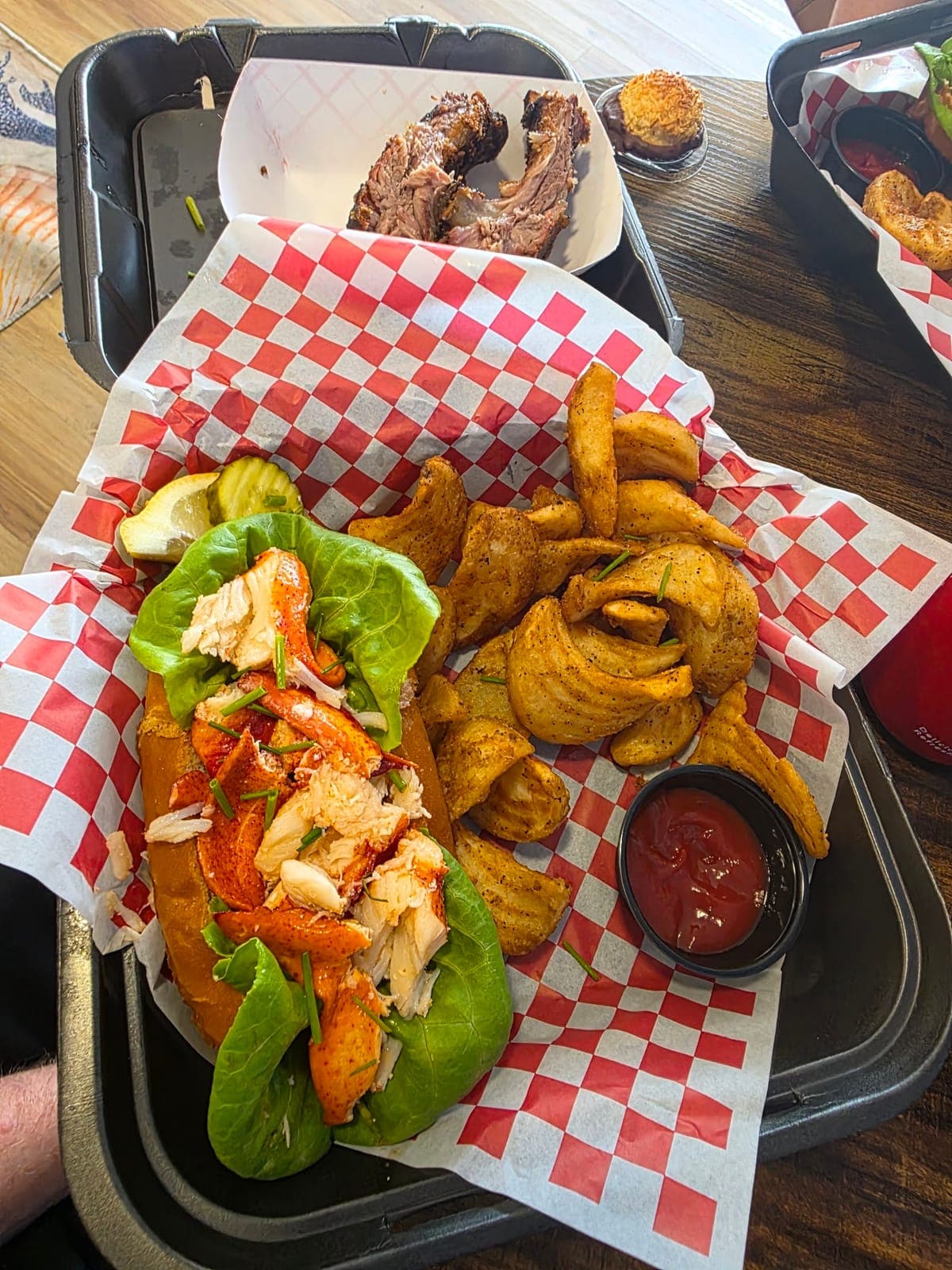 Tias Maine lobster rolls llc