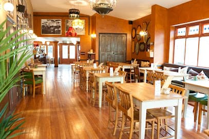 Pinto Lounge