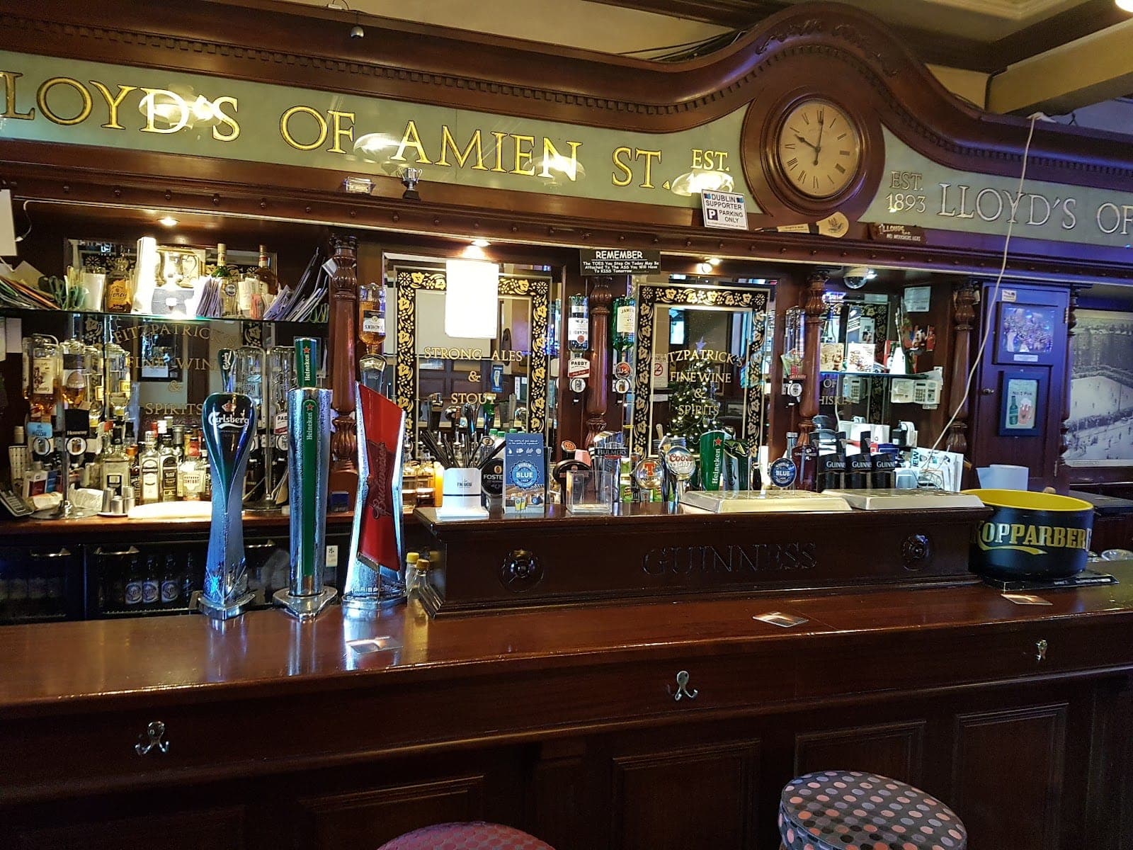 Lloyd's Bar & Lounge